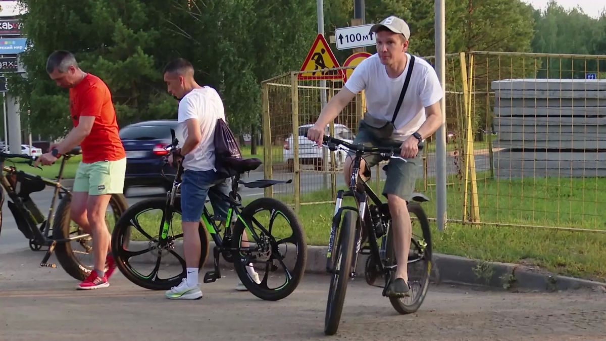 В Нижнекамске провели велодозор. На старт съехались 87 человек, некоторые участвовали семьями В Нижнекамске провели велодозор. На старт съехались 87 человек, некоторые участвовали семьями