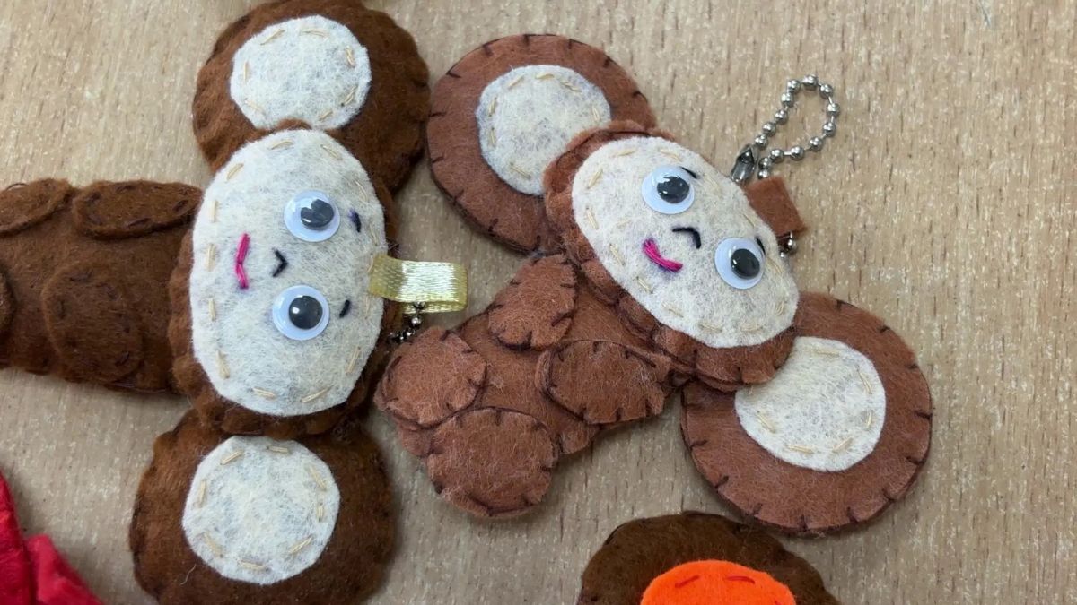 Школьница из Нижнекамска мастерит игрушки для бойцов СВО Школьница из Нижнекамска мастерит игрушки для бойцов СВО