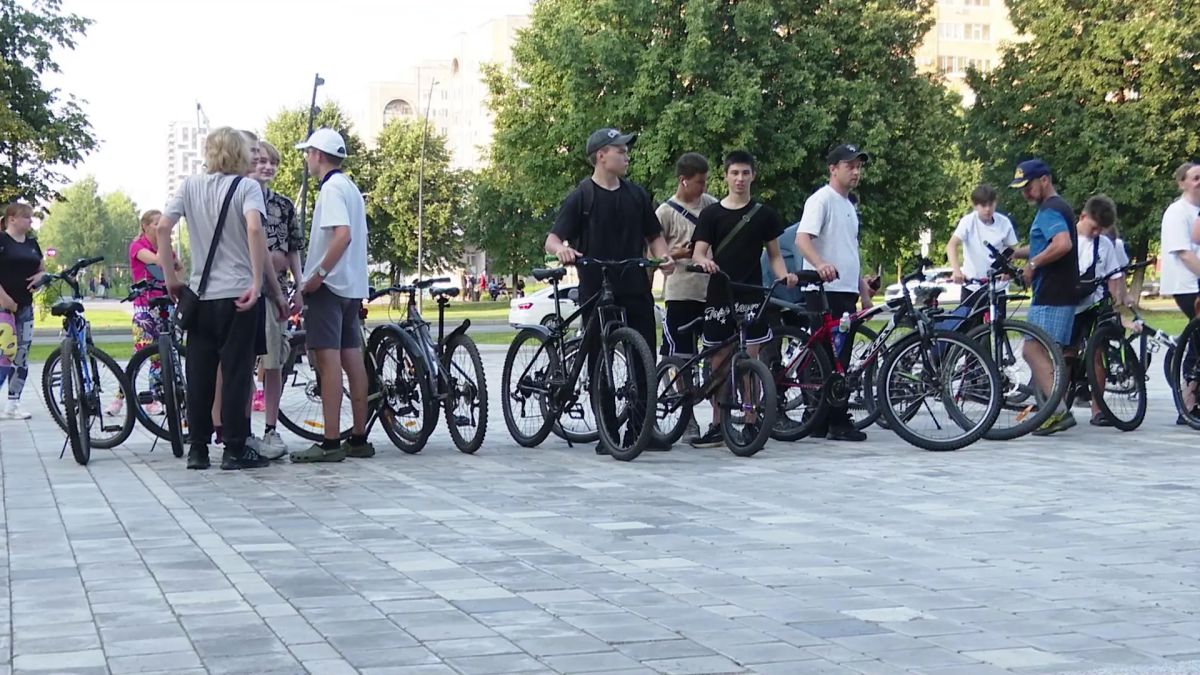 В Нижнекамске провели велодозор. На старт съехались 87 человек, некоторые участвовали семьями В Нижнекамске провели велодозор. На старт съехались 87 человек, некоторые участвовали семьями