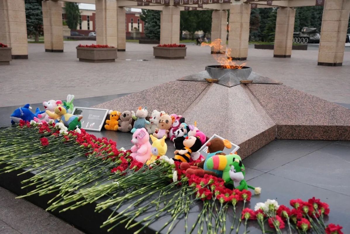 #МолодежьТатарстана присоединилась к церемонии возложения цветов ко Дню памяти детей-жертв войны в Донбассе #МолодежьТатарстана присоединилась к церемонии возложения цветов ко Дню памяти детей-жертв войны в Донбассе