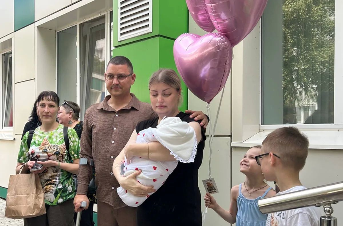 Сегодня из родильного дома Нижнекамска выписана дочь ветерана боевых действий Артура Барабанова и его супруги Екатерины Сегодня из родильного дома Нижнекамска выписана дочь ветерана боевых действий Артура Барабанова и его супруги Екатерины
