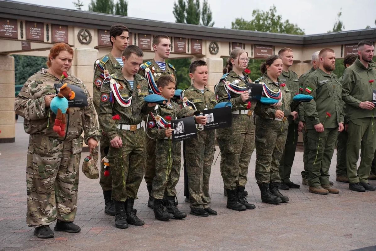 #МолодежьТатарстана присоединилась к церемонии возложения цветов ко Дню памяти детей-жертв войны в Донбассе #МолодежьТатарстана присоединилась к церемонии возложения цветов ко Дню памяти детей-жертв войны в Донбассе