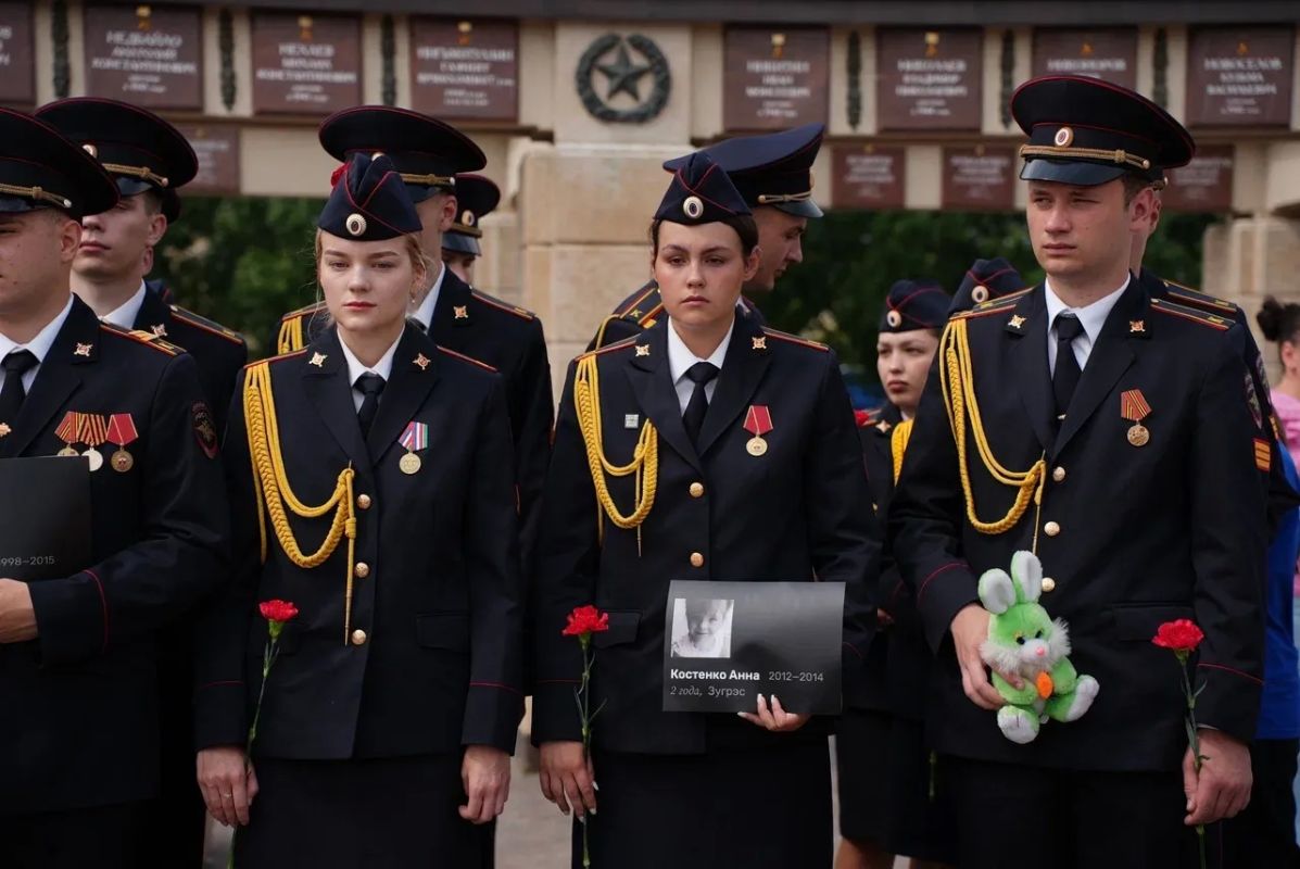 #МолодежьТатарстана присоединилась к церемонии возложения цветов ко Дню памяти детей-жертв войны в Донбассе #МолодежьТатарстана присоединилась к церемонии возложения цветов ко Дню памяти детей-жертв войны в Донбассе