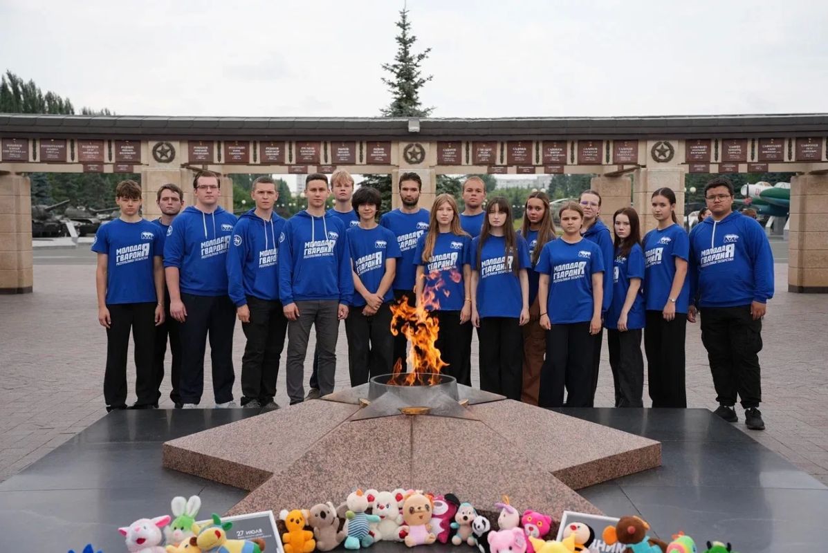 #МолодежьТатарстана присоединилась к церемонии возложения цветов ко Дню памяти детей-жертв войны в Донбассе #МолодежьТатарстана присоединилась к церемонии возложения цветов ко Дню памяти детей-жертв войны в Донбассе