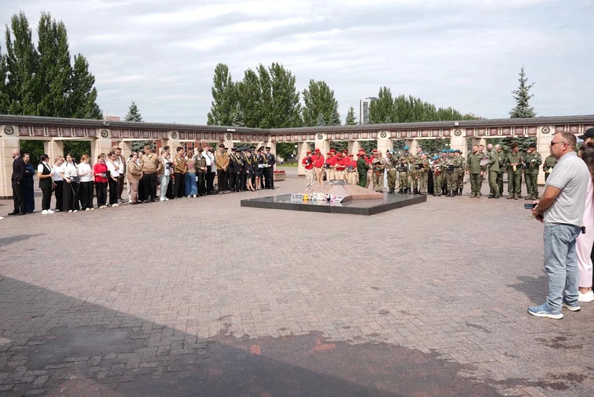 #МолодежьТатарстана присоединилась к церемонии возложения цветов ко Дню памяти детей-жертв войны в Донбассе #МолодежьТатарстана присоединилась к церемонии возложения цветов ко Дню памяти детей-жертв войны в Донбассе