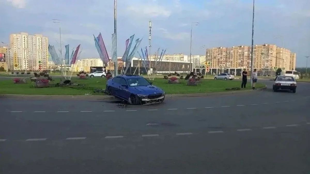 В Нижнекамске автомобиль повредил клумбу на круговом движении В Нижнекамске автомобиль повредил клумбу на круговом движении