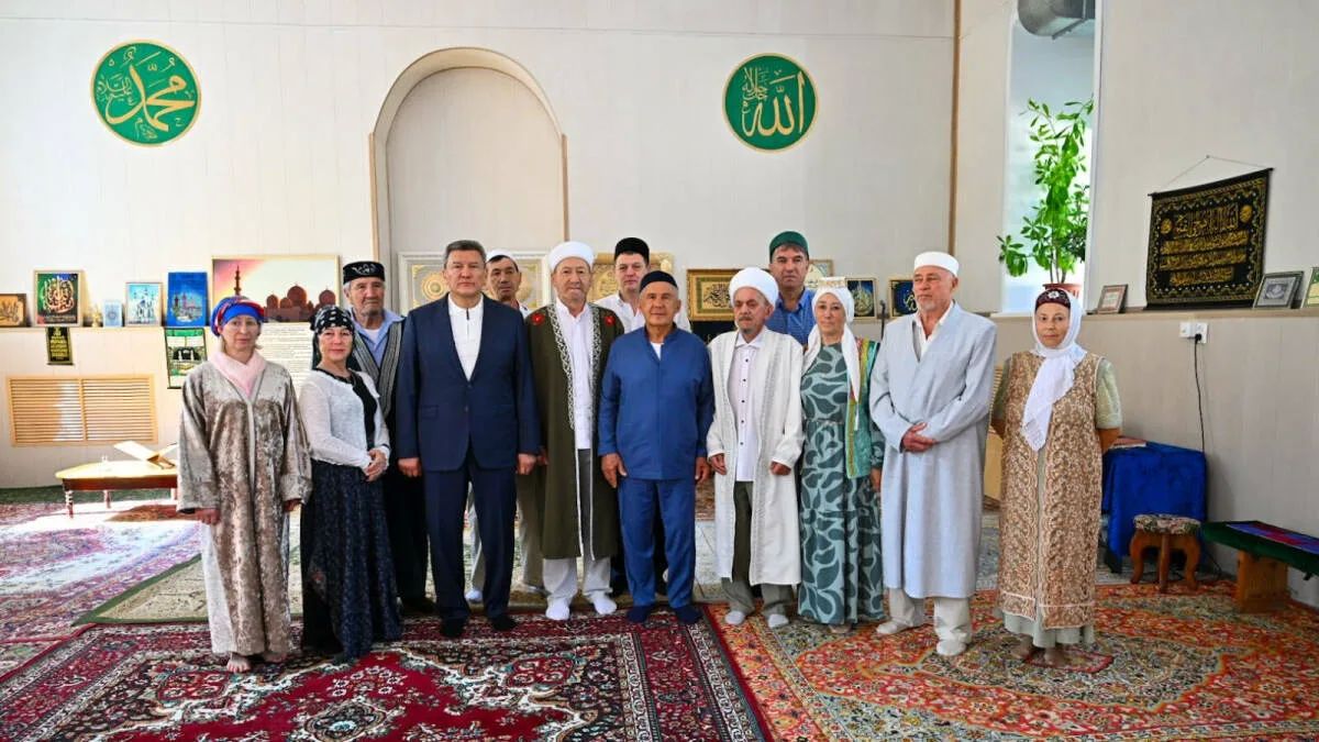 Рустам Минниханов побывал в одной из старейших мечетей
