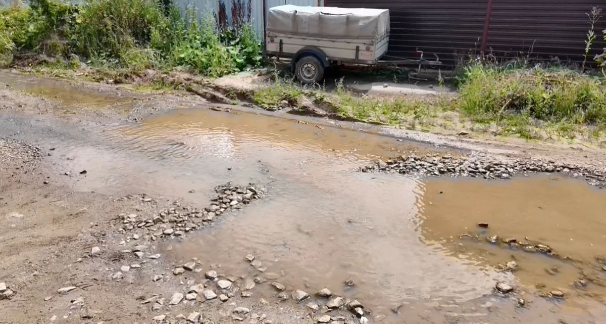 В Самосырово дорога превратилась в ручей, а денег на ливневку пока не нашли
