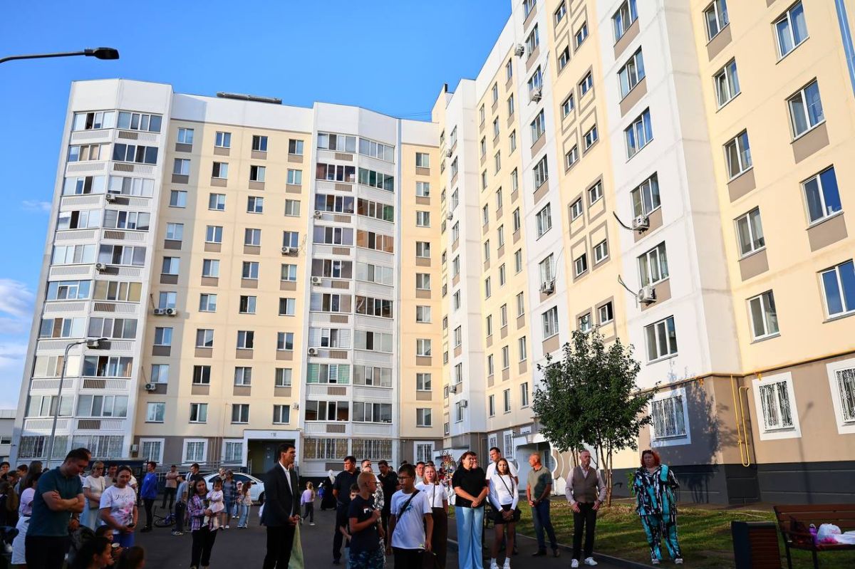 В Нижнекамске стало ещё одним уютным двором больше: по программе «Наш двор» торжественно открыли обновлённую придомовую территорию на пр. Мира, 89 В Нижнекамске стало ещё одним уютным двором больше: по программе «Наш двор» торжественно открыли обновлённую придомовую территорию на пр. Мира, 89