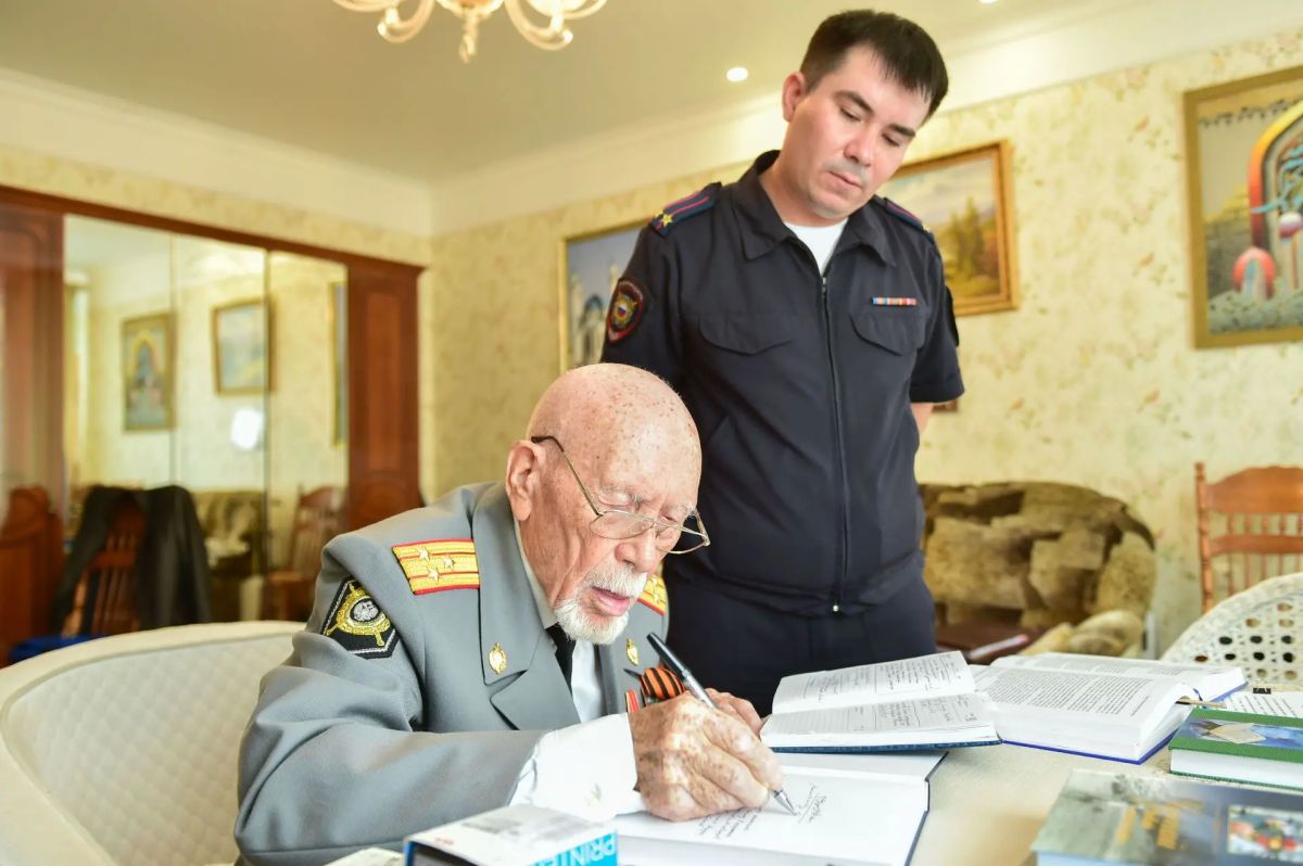 Сотрудники полиции Татарстана поздравили ветерана МВД с 99-летием Сотрудники полиции Татарстана поздравили ветерана МВД с 99-летием