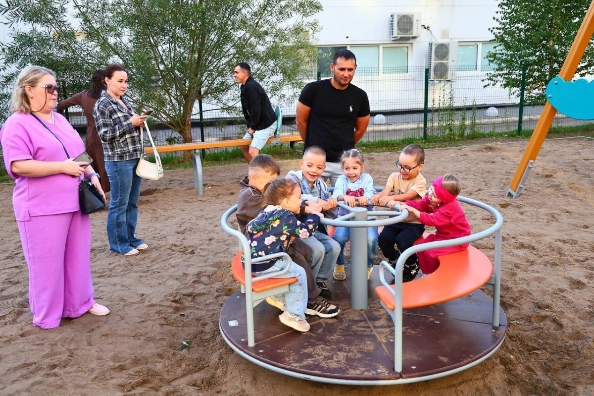 В Нижнекамске стало ещё одним уютным двором больше: по программе «Наш двор» торжественно открыли обновлённую придомовую территорию на пр. Мира, 89 В Нижнекамске стало ещё одним уютным двором больше: по программе «Наш двор» торжественно открыли обновлённую придомовую территорию на пр. Мира, 89