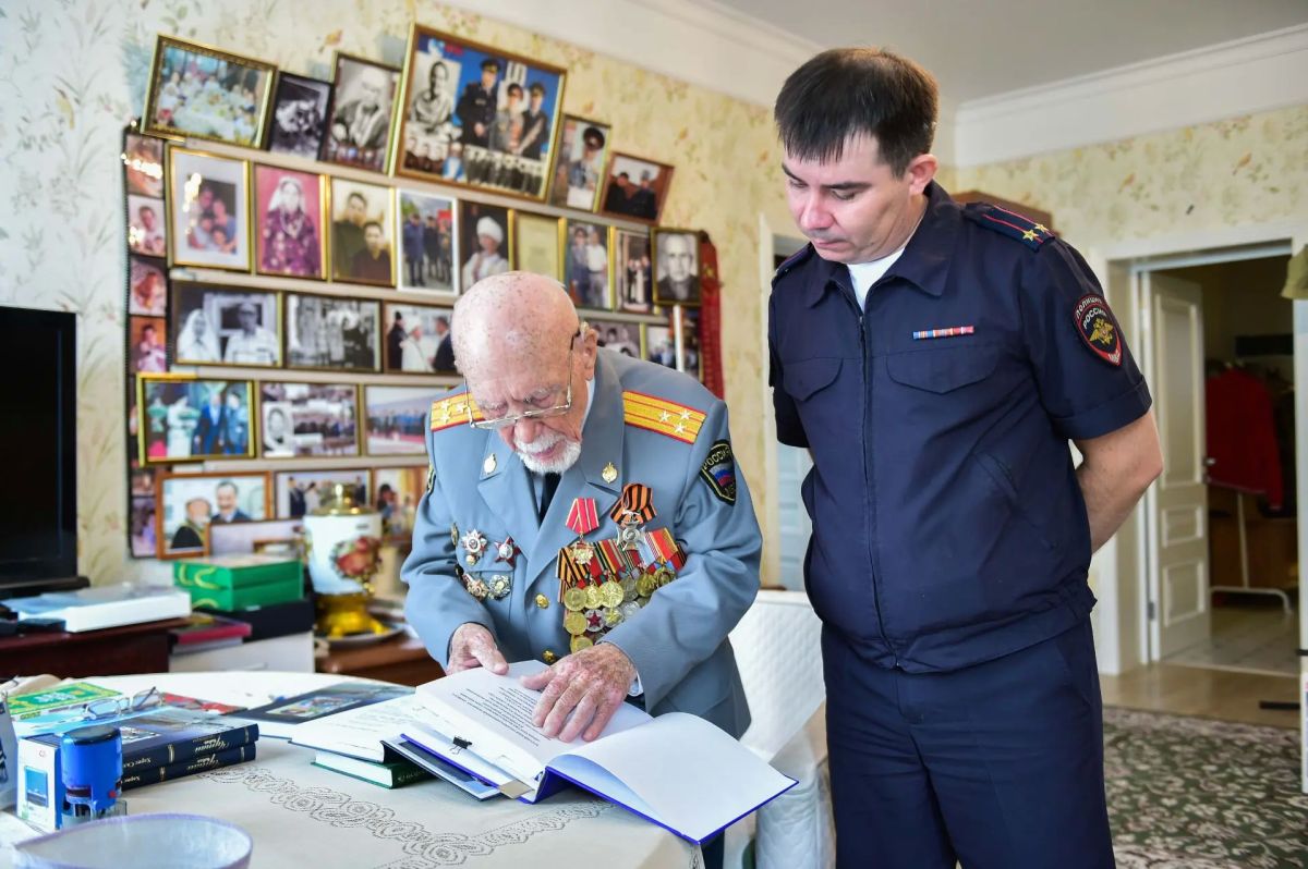 Сотрудники полиции Татарстана поздравили ветерана МВД с 99-летием Сотрудники полиции Татарстана поздравили ветерана МВД с 99-летием