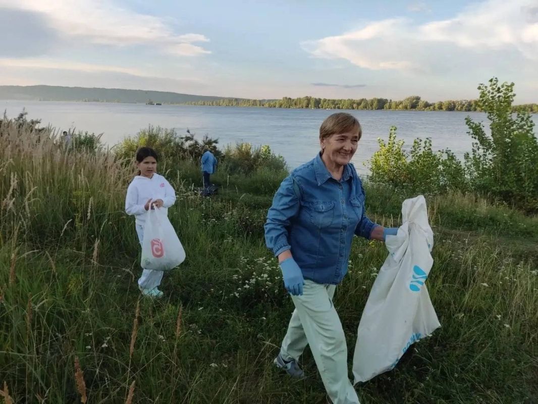 31 июля активисты движения «Твори добро» провели субботник на диком пляже на Каме, в районе Красного Ключа 31 июля активисты движения «Твори добро» провели субботник на диком пляже на Каме, в районе Красного Ключа