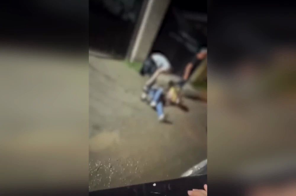 Мужчина избил жену на глазах у плачущей дочери в Казани
