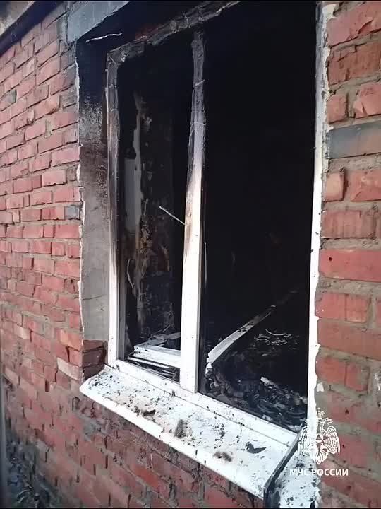 Пожарные вынесли 74-летнюю женщину из горящего дома в Камском Устье