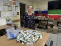 Старшая по дома №26 на улице Менделеева в Нижнекамске Фарида Нигаматзянова принесла лекарства для солдат в пункт сбора гуманитарной помощи