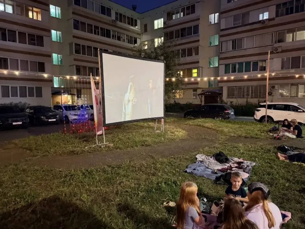 Кино, которое объединяет!. Накануне вечером двор дома на ул. Кайманова, 11 на несколько часов превратился в уютный кинотеатр под открытым небом Кино, которое объединяет!. Накануне вечером двор дома на ул. Кайманова, 11 на несколько часов превратился в уютный кинотеатр под открытым небом