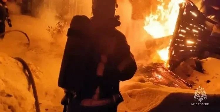 В Татарстане пожарные спасли 74-летнюю женщину из горящего дома
