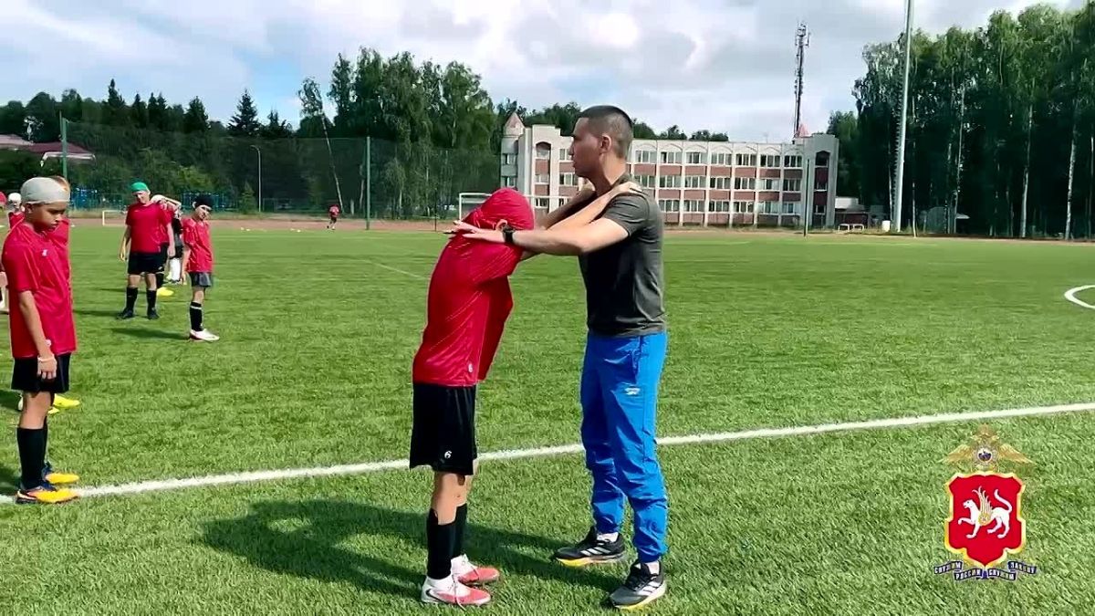 В рамках Всероссийской акции «Зарядка со стражем порядка» сотрудники УМВД России по г. Казани вместе с Общественным советом провели спортивное мероприятие для ребят из летнего лагеря