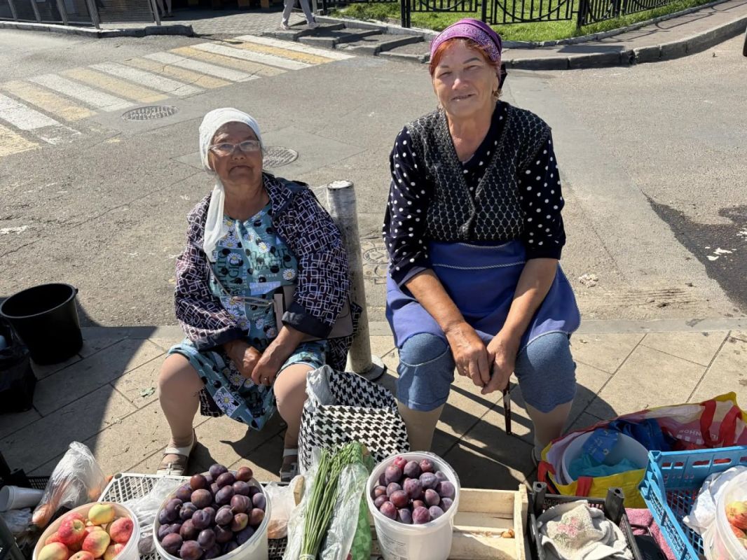 На рынке возле метро Проспект Победы с раннего утра кипит работа На рынке возле метро Проспект Победы с раннего утра кипит работа