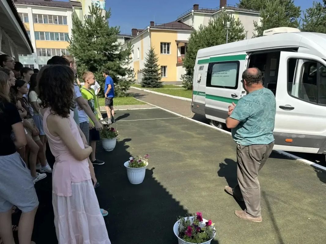 Ребятам из лагеря-школы «Биосфера» показали работу передвижной экологической лаборатории Ребятам из лагеря-школы «Биосфера» показали работу передвижной экологической лаборатории