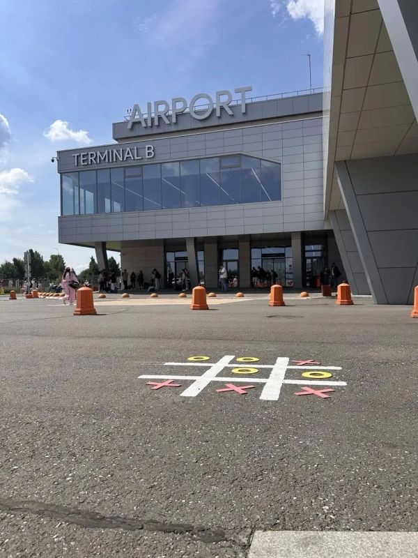 Прилегающую территорию нижнекамского аэропорта Бегишево обустроили элементами для досуга пассажиров Прилегающую территорию нижнекамского аэропорта Бегишево обустроили элементами для досуга пассажиров
