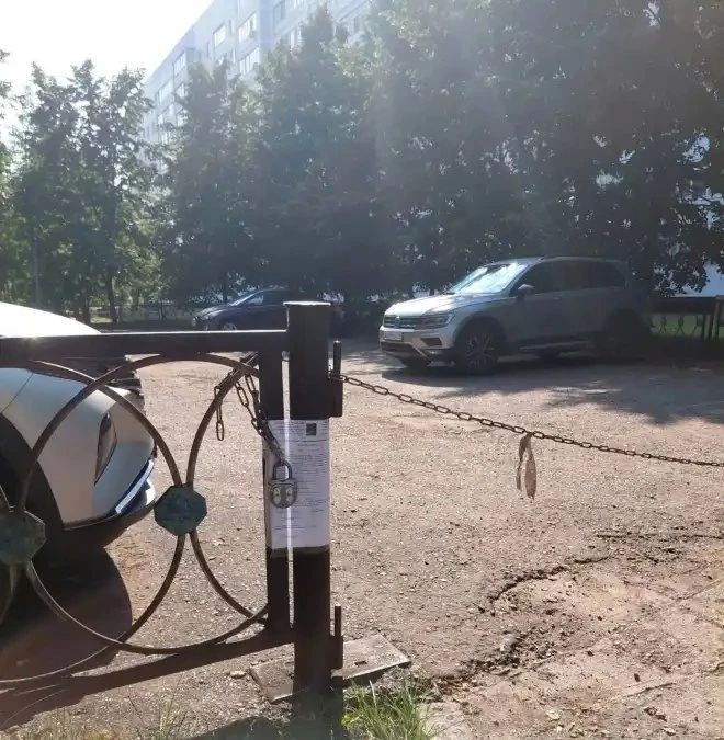 В Нижнекамске административно-техническая инспекция выдала предписания о демонтаже самовольно установленных шлагбаумов на муниципальной земле В Нижнекамске административно-техническая инспекция выдала предписания о демонтаже самовольно установленных шлагбаумов на муниципальной земле
