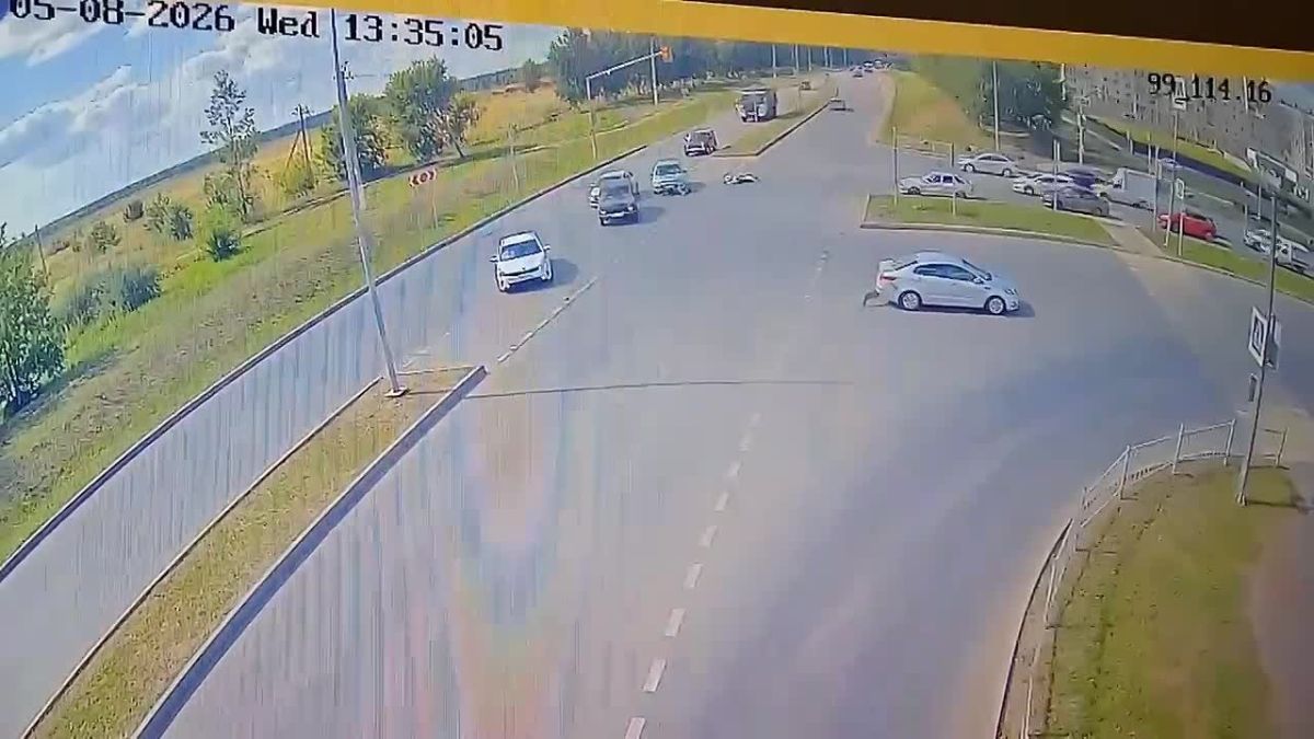 Гостоавтоинспекция Нижнекамска опубликовала видеозапись момента ДТП с участием питбайкера и автомобиля, которое произошло 5 августа на перекрёстке Мира – Корабельная
