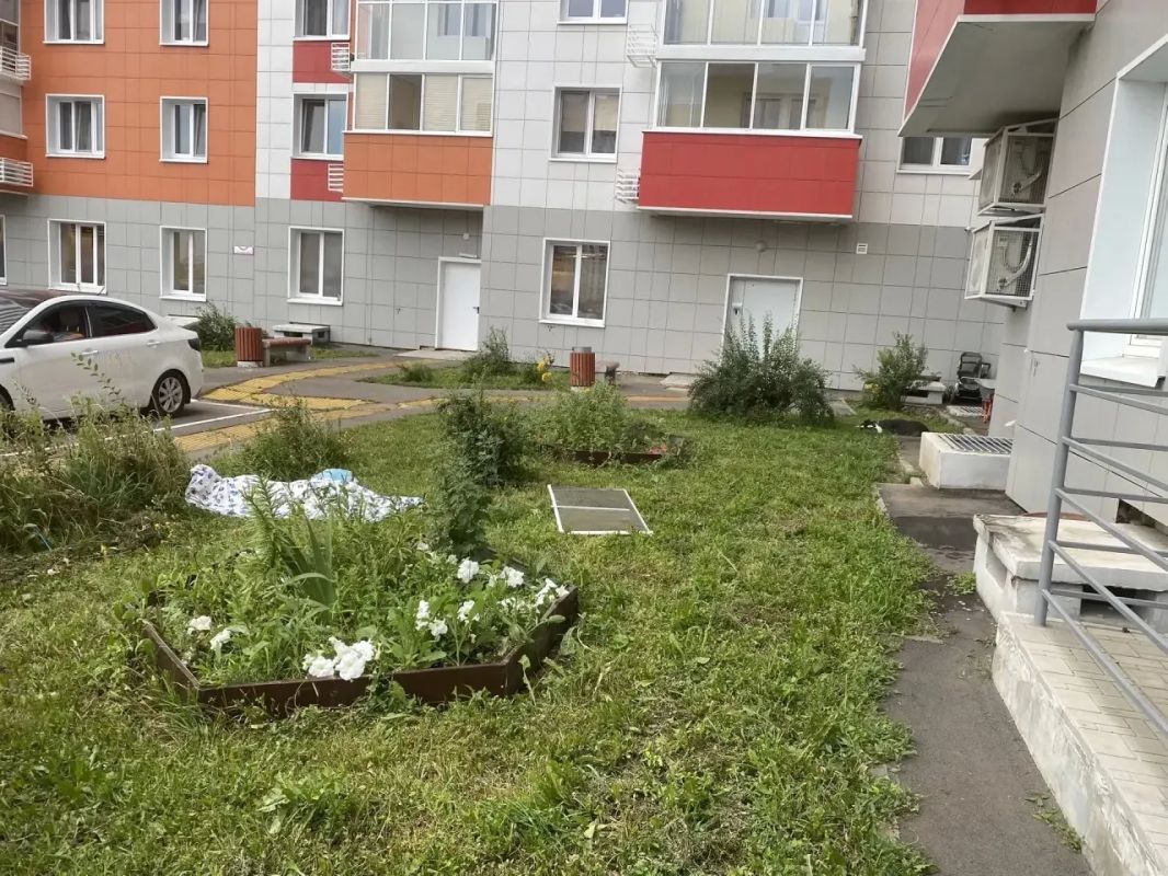 В Казани с 10 этажа многоквартирного дома выпал 5-летний мальчик 7 августа 2026 года ребёнок выпал с 10 этажа многоквартирного дома, предположительно, облокотившись на москитную сетку. Мальчик скончался от травм. На место... В Казани с 10 этажа многоквартирного дома выпал 5-летний мальчик 7 августа 2026 года ребёнок выпал с 10 этажа многоквартирного дома, предположительно, облокотившись на москитную сетку. Мальчик скончался от травм. На место...