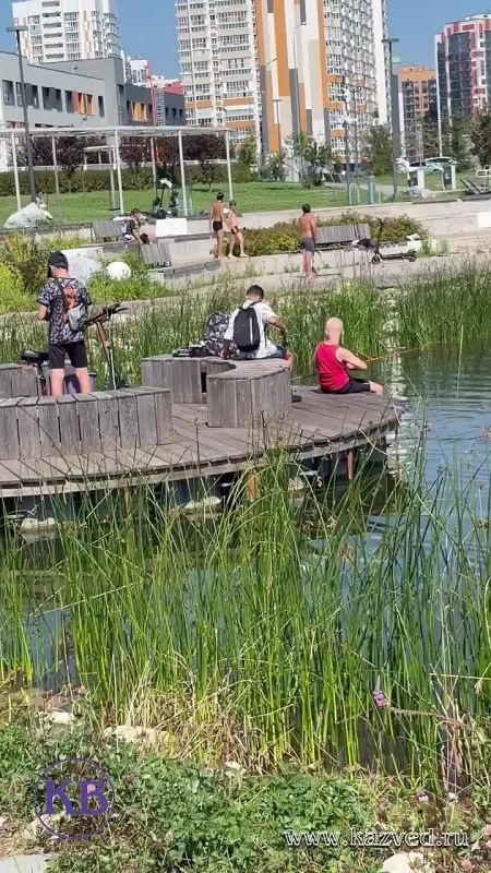 Летний день в парке Салават Купере: мальчишки ловят рыбу, купаются, занимаются спортом