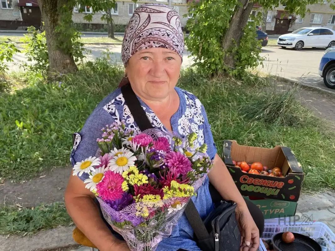 Овощное изобилие царит на нижнекамских рынках: помидоры, огурцы, лук, морковь, свёкла, чеснок и жгучий перец — дачники продают всё, что вырастили с душой Овощное изобилие царит на нижнекамских рынках: помидоры, огурцы, лук, морковь, свёкла, чеснок и жгучий перец — дачники продают всё, что вырастили с душой