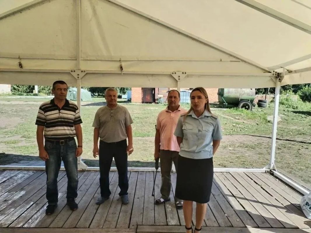 В Чистопольском районе сотрудники полиции в рамках акции «Зарядка со стражем порядка» провели мероприятие для ребят из лагеря «Юный армеец» В Чистопольском районе сотрудники полиции в рамках акции «Зарядка со стражем порядка» провели мероприятие для ребят из лагеря «Юный армеец»