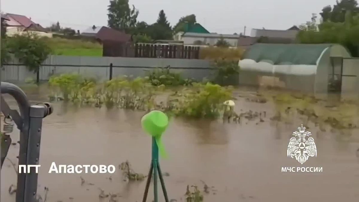 В Апастове сотрудники МЧС эвакуировали жителей из подтопленного дома