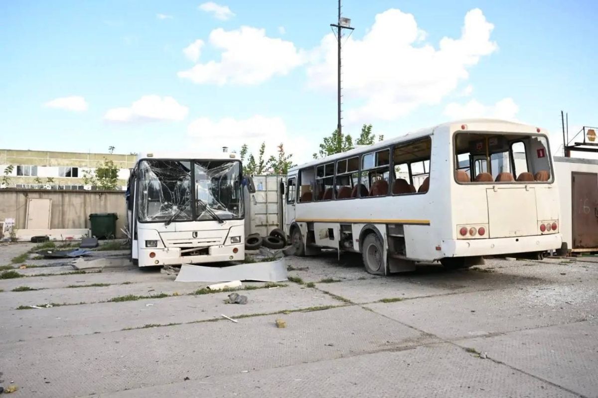 Всё, что осталось от хостела в Нижнекамске, по которому ударил беспилотник ВСУ Всё, что осталось от хостела в Нижнекамске, по которому ударил беспилотник ВСУ