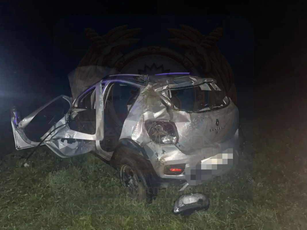 09 августа в Зеленодольском районе 18-летний водитель автомобиля Renault, по предварительным данным, не выбрал безопасную скорость и совершил съезд с дороги с последующим опрокидыванием