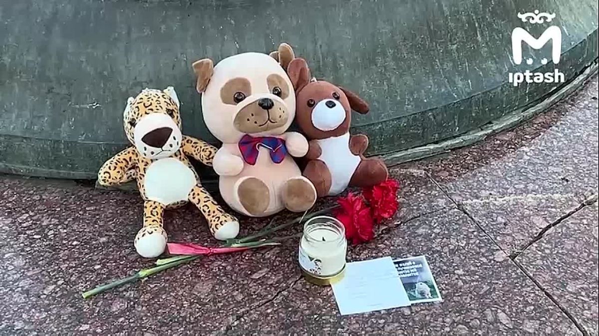 Подросток устроил стихийный мемориал у часов на Баумана в память о нижнекамцах, погибших во время атаки ВСУ