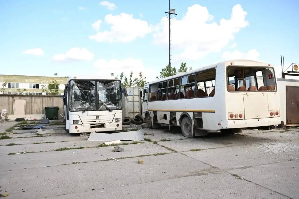 Всё, что осталось от хостела в Нижнекамске, по которому ударил беспилотник ВСУ Всё, что осталось от хостела в Нижнекамске, по которому ударил беспилотник ВСУ