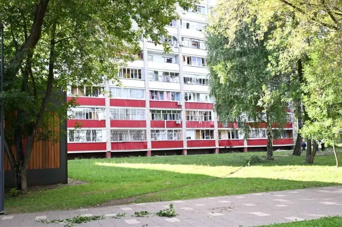 Рустам Минниханов осмотрел повреждённый дом в Нижнекамске Рустам Минниханов осмотрел повреждённый дом в Нижнекамске
