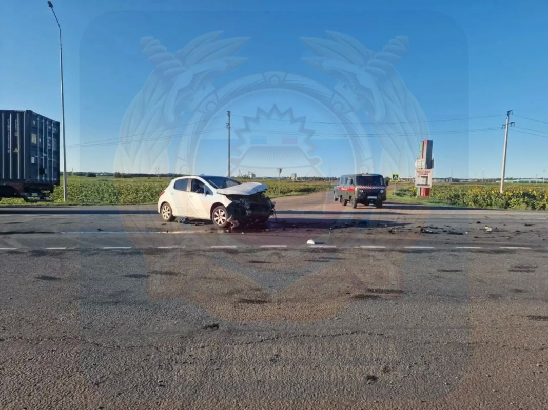 11 августа в Алексеевском районе водитель автомобиля Peugeot, по предварительным данным, не предоставил преимущество микроавтобусу и совершил с ним столкновение 11 августа в Алексеевском районе водитель автомобиля Peugeot, по предварительным данным, не предоставил преимущество микроавтобусу и совершил с ним столкновение