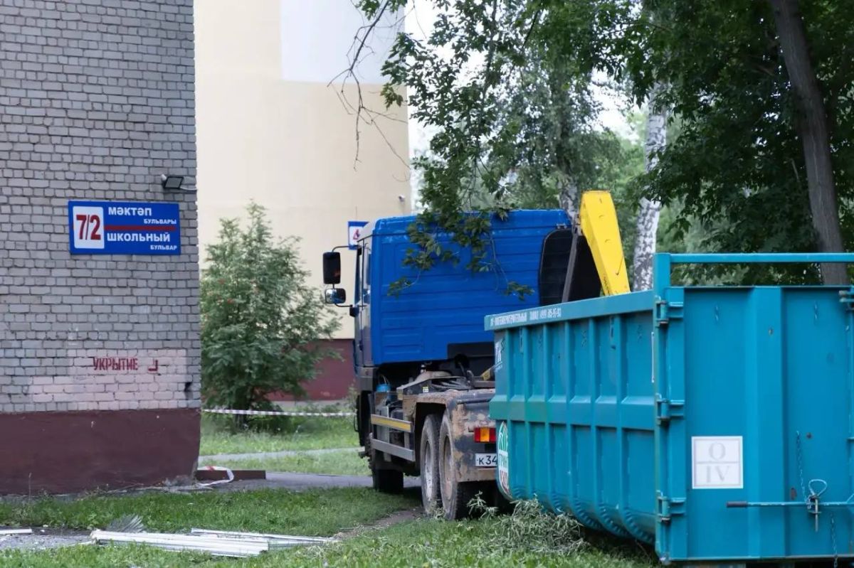 Накануне, 10 августа, в результате атаки БПЛА был повреждён многоквартирный дом на Школьном бульваре Накануне, 10 августа, в результате атаки БПЛА был повреждён многоквартирный дом на Школьном бульваре