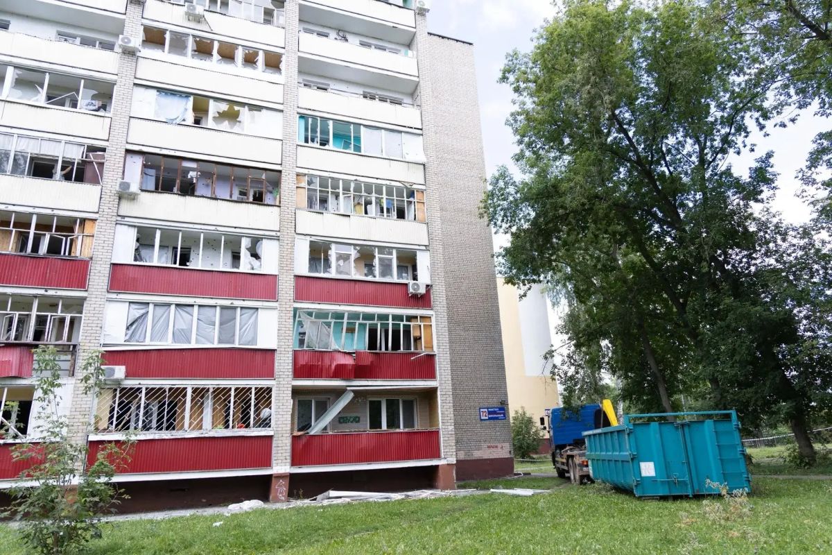 В Нижнекамске восстанавливают поврежденный после атаки БПЛА дом В Нижнекамске восстанавливают поврежденный после атаки БПЛА дом