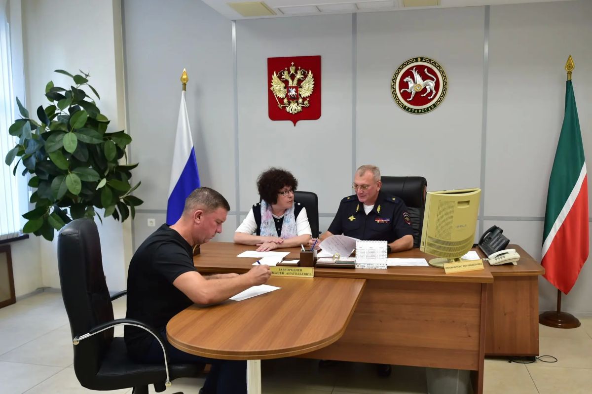 12 августа 2026 года заместитель министра внутренних дел по Республике Татарстан генерал-майор полиции Алексей Завгороднев провел личный прием сотрудников и пенсионеров министерства по вопросам, касающимся прохождения... 12 августа 2026 года заместитель министра внутренних дел по Республике Татарстан генерал-майор полиции Алексей Завгороднев провел личный прием сотрудников и пенсионеров министерства по вопросам, касающимся прохождения...