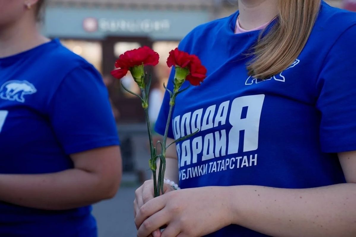 В Казани почтили память погибших в результате атаки БПЛА на Нижнекамск В Казани почтили память погибших в результате атаки БПЛА на Нижнекамск