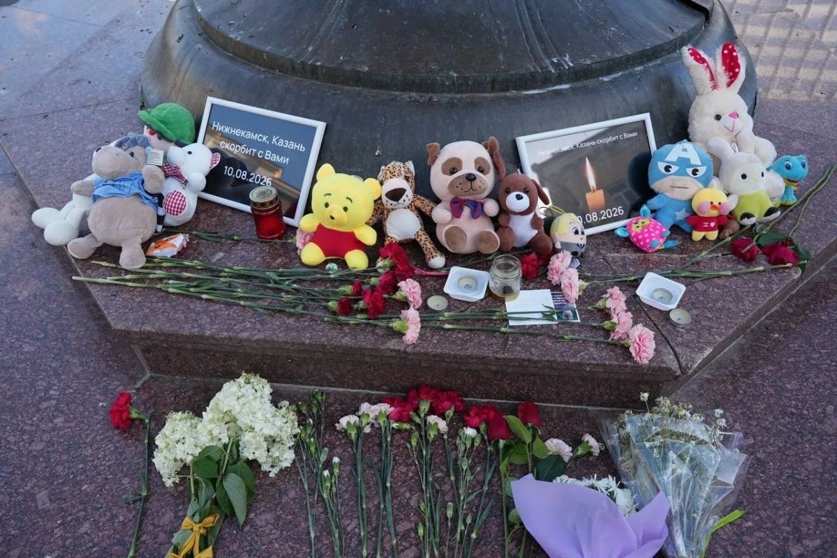 В Казани почтили память погибших в результате атаки БПЛА на Нижнекамск В Казани почтили память погибших в результате атаки БПЛА на Нижнекамск