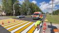 На проспекте Химиков начали обновлять дорожную разметку: наносят пешеходный переход и стоп-линию