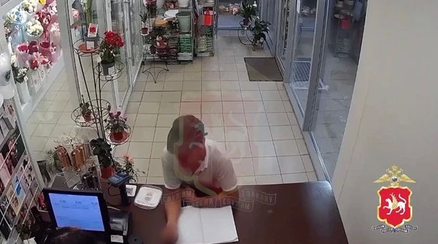 В Казани 40-летний мужчина с ножом ограбил цветочный магазин – видео