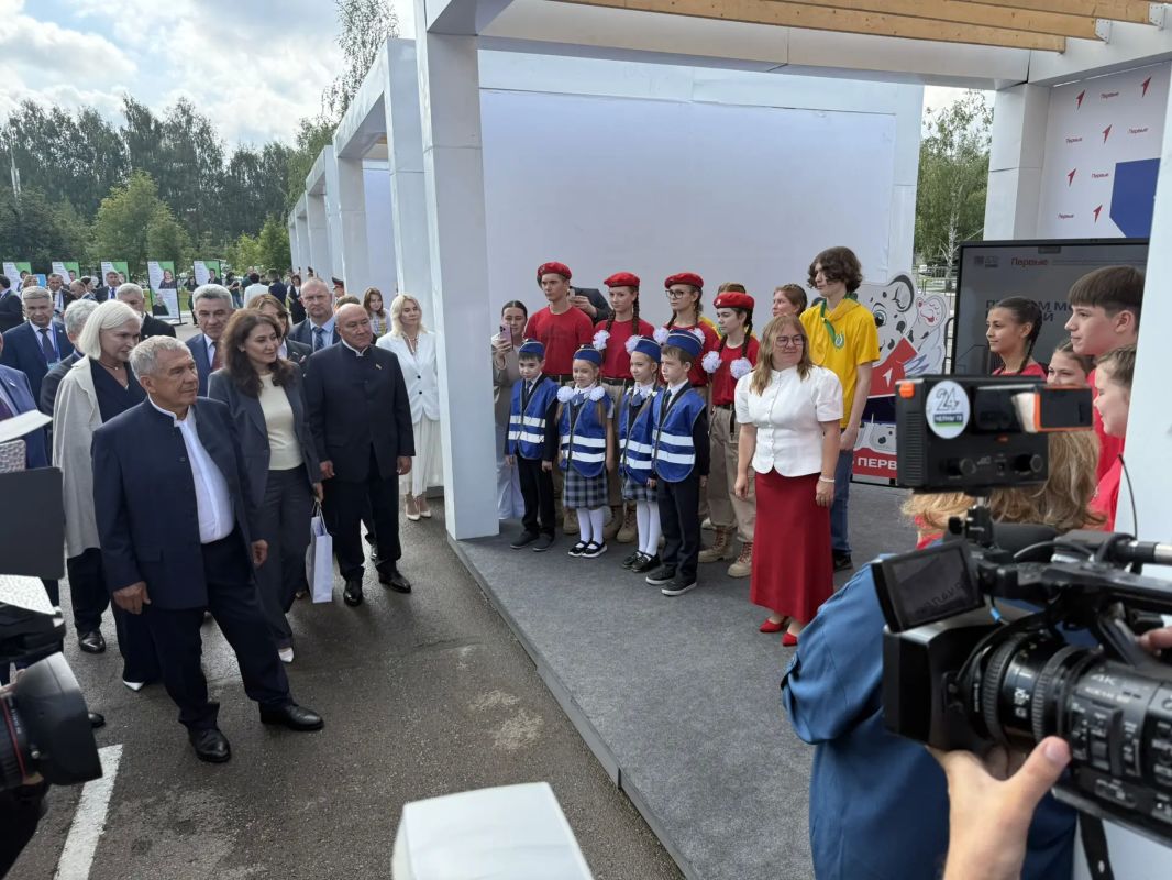 От кубиков в детском саду до промышленных роботов КАМАЗа и нейросетей Сбера — всё это прямо сейчас представлено в холле РДТ „Мастеровые“ От кубиков в детском саду до промышленных роботов КАМАЗа и нейросетей Сбера — всё это прямо сейчас представлено в холле РДТ „Мастеровые“