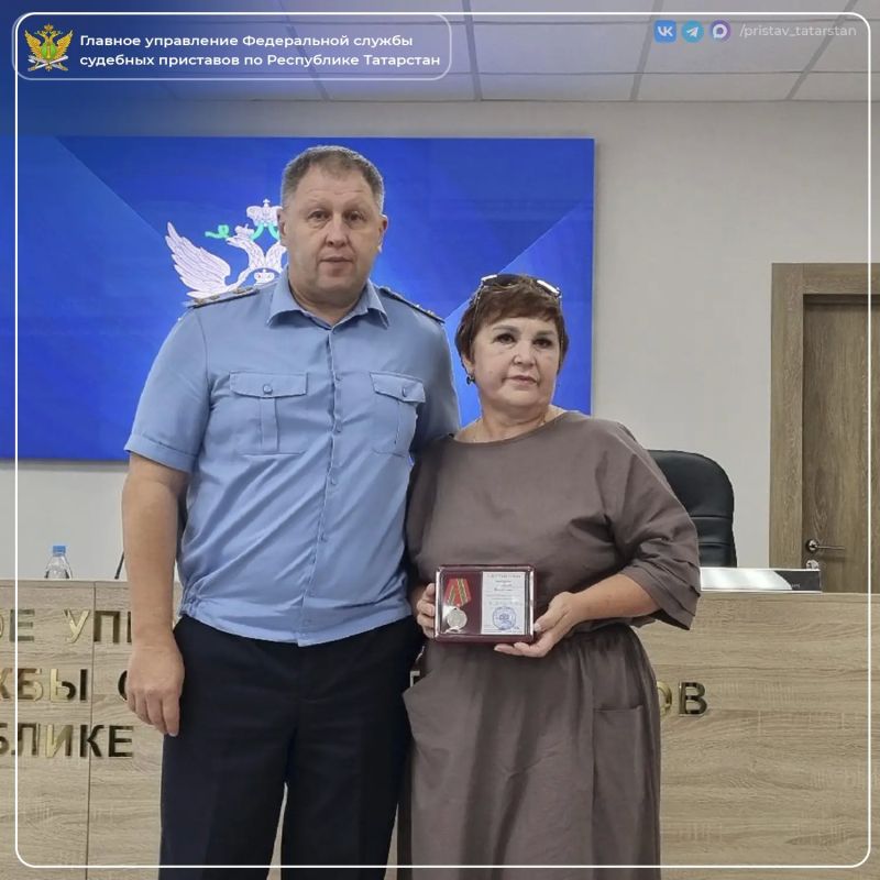 В здании Главного управления Федеральной службы судебных приставов по Республике Татарстан прошла церемония вручения медалей «За доблесть» - их присвоили посмертно судебным приставам Альфреду Камилевичу Магсумову и Андрею... В здании Главного управления Федеральной службы судебных приставов по Республике Татарстан прошла церемония вручения медалей «За доблесть» - их присвоили посмертно судебным приставам Альфреду Камилевичу Магсумову и Андрею...