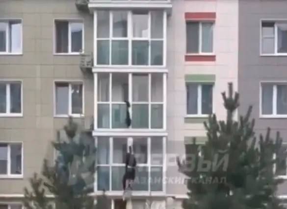 Мужчина сорвался с балкона казанской многоэтажки, пытаясь спуститься по простыням