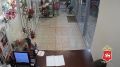 Ограбление цветочного магазина в Казани попало на видео